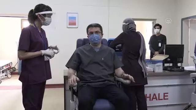 Vali Memiş, Kovid-19 aşısı yaptırıp vatandaşları aşı olmaya davet etti Vali Memiş, Kovid-19 aşısı yaptırıp vatandaşları aşı olmaya davet etti