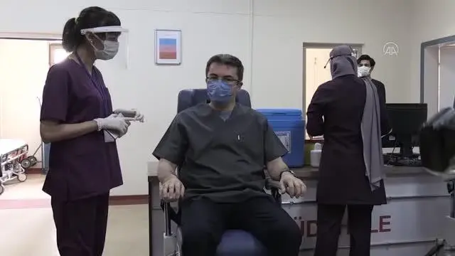 Vali Memiş, Kovid-19 aşısı yaptırıp vatandaşları aşı olmaya davet etti Vali Memiş, Kovid-19 aşısı yaptırıp vatandaşları aşı olmaya davet etti