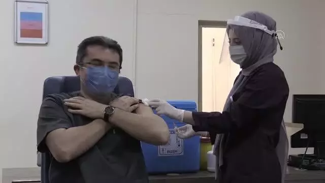 Vali Memiş, Kovid-19 aşısı yaptırıp vatandaşları aşı olmaya davet etti Vali Memiş, Kovid-19 aşısı yaptırıp vatandaşları aşı olmaya davet etti