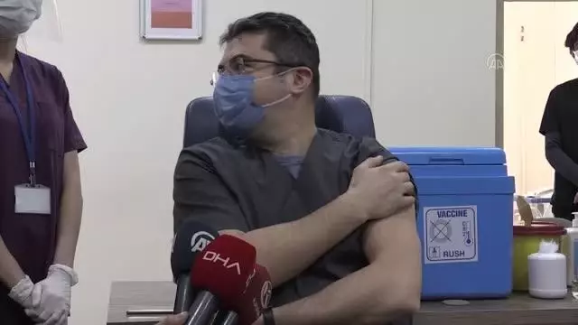 Vali Memiş, Kovid-19 aşısı yaptırıp vatandaşları aşı olmaya davet etti Vali Memiş, Kovid-19 aşısı yaptırıp vatandaşları aşı olmaya davet etti