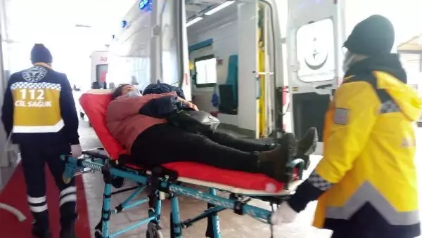 Yaralı kadını, itfaiye eri sırtında ambulansa taşıdı Yaralı kadını, itfaiye eri sırtında ambulansa taşıdı