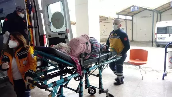 Yaralı kadını, itfaiye eri sırtında ambulansa taşıdı Yaralı kadını, itfaiye eri sırtında ambulansa taşıdı