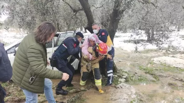 Yaralı kadını, itfaiye eri sırtında ambulansa taşıdı Yaralı kadını, itfaiye eri sırtında ambulansa taşıdı