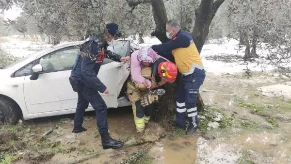 Yaralı kadını, itfaiye eri sırtında ambulansa taşıdı Yaralı kadını, itfaiye eri sırtında ambulansa taşıdı