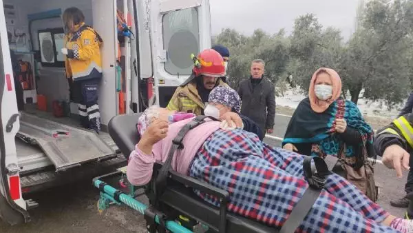 Yaralı kadını, itfaiye eri sırtında ambulansa taşıdı Yaralı kadını, itfaiye eri sırtında ambulansa taşıdı