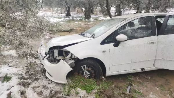 Yaralı kadını, itfaiye eri sırtında ambulansa taşıdı Yaralı kadını, itfaiye eri sırtında ambulansa taşıdı