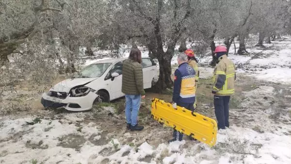 Yaralı kadını, itfaiye eri sırtında ambulansa taşıdı Yaralı kadını, itfaiye eri sırtında ambulansa taşıdı