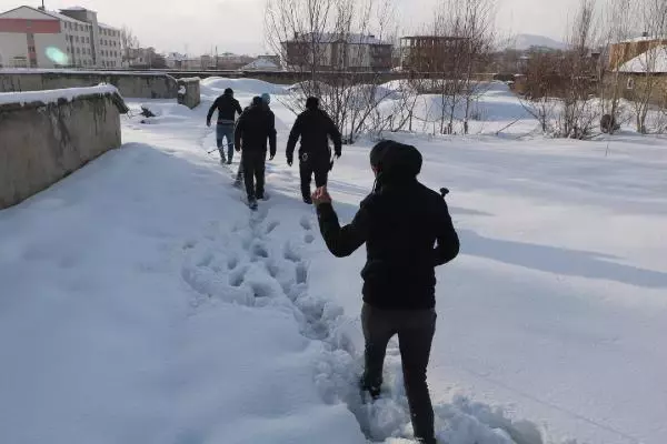 Yüksekova'da polis ve belediye ekipleri, kurt aradı Yüksekova'da polis ve belediye ekipleri, kurt aradı
