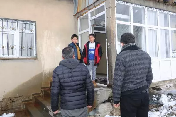 Yüksekova'da polis ve belediye ekipleri, kurt aradı Yüksekova'da polis ve belediye ekipleri, kurt aradı