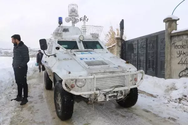 Yüksekova'da polis ve belediye ekipleri, kurt aradı Yüksekova'da polis ve belediye ekipleri, kurt aradı