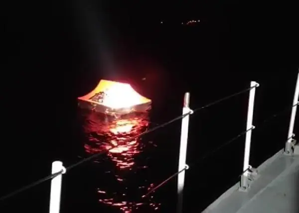 Son dakika! Yunan güvenlik güçlerinin ölüme terk ettiği 13 kaçak göçmen kurtarıldı Son dakika! Yunan güvenlik güçlerinin ölüme terk ettiği 13 kaçak göçmen kurtarıldı