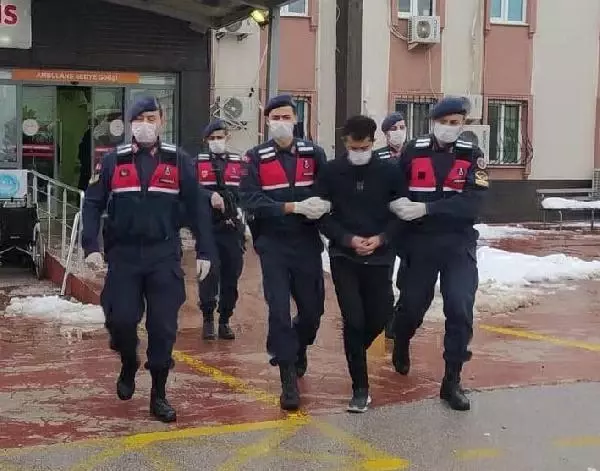 Yurt dışına kaçmaya çalışan PKK'nın bombacısı yakalandı Yurt dışına kaçmaya çalışan PKK'nın bombacısı yakalandı