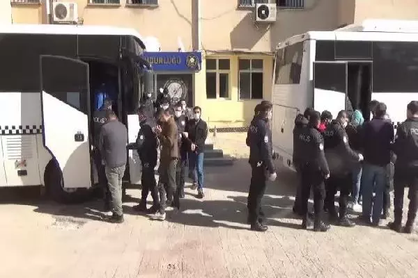 10 ilde PKK'nın uyuyan hücrelerine operasyonda 13 kişi tutuklandı 10 ilde PKK'nın uyuyan hücrelerine operasyonda 13 kişi tutuklandı