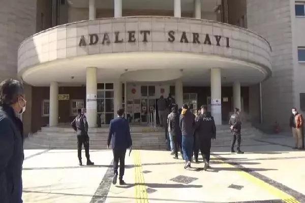 10 ilde PKK'nın uyuyan hücrelerine operasyonda 13 kişi tutuklandı 10 ilde PKK'nın uyuyan hücrelerine operasyonda 13 kişi tutuklandı