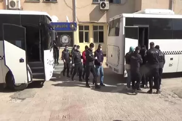 10 ilde PKK'nın uyuyan hücrelerine operasyonda 13 kişi tutuklandı 10 ilde PKK'nın uyuyan hücrelerine operasyonda 13 kişi tutuklandı