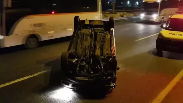 3 aracın karıştığı trafik kazasında 2 kişi yaralandı 3 aracın karıştığı trafik kazasında 2 kişi yaralandı