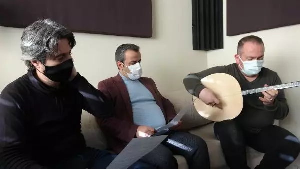 3 öğretmen, vatan şairi Mehmet Akif Ersoy'un 70 yıl önceki aşk şiiri için stüdyoda 3 öğretmen, vatan şairi Mehmet Akif Ersoy'un 70 yıl önceki aşk şiiri için stüdyoda