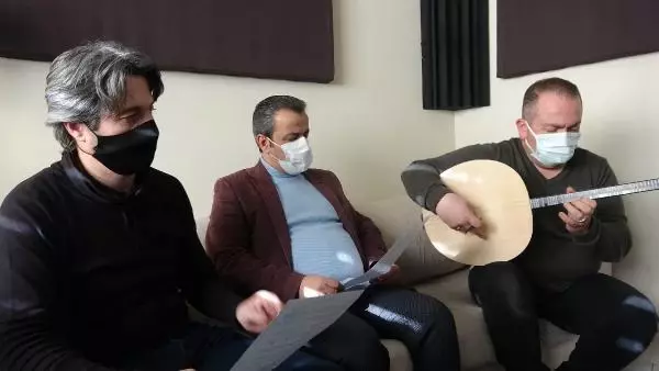 3 öğretmen, vatan şairi Mehmet Akif Ersoy'un 70 yıl önceki aşk şiiri için stüdyoda 3 öğretmen, vatan şairi Mehmet Akif Ersoy'un 70 yıl önceki aşk şiiri için stüdyoda