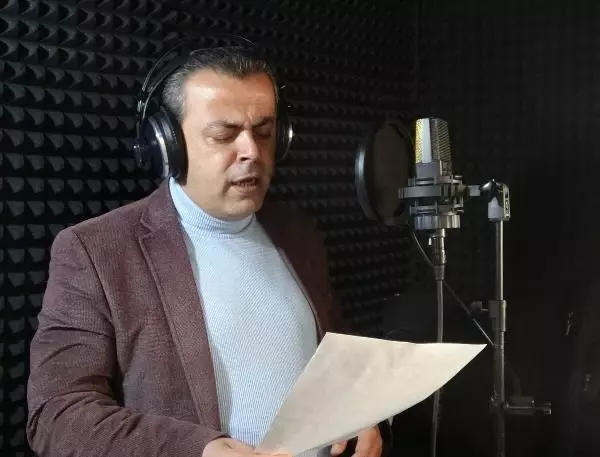 3 öğretmen, vatan şairi Mehmet Akif Ersoy'un 70 yıl önceki aşk şiiri için stüdyoda 3 öğretmen, vatan şairi Mehmet Akif Ersoy'un 70 yıl önceki aşk şiiri için stüdyoda