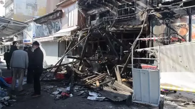 7 iş yerinin zarar gördüğü yangında hasar tespit çalışmaları 7 iş yerinin zarar gördüğü yangında hasar tespit çalışmaları