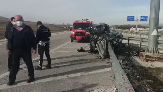 AFYONKARAHİSAR - Bariyere çarpan otomobildeki 2 kişi yaralandı AFYONKARAHİSAR - Bariyere çarpan otomobildeki 2 kişi yaralandı