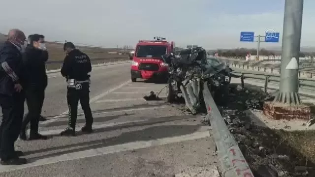 AFYONKARAHİSAR - Bariyere çarpan otomobildeki 2 kişi yaralandı AFYONKARAHİSAR - Bariyere çarpan otomobildeki 2 kişi yaralandı