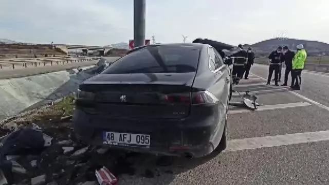 AFYONKARAHİSAR - Bariyere çarpan otomobildeki 2 kişi yaralandı AFYONKARAHİSAR - Bariyere çarpan otomobildeki 2 kişi yaralandı