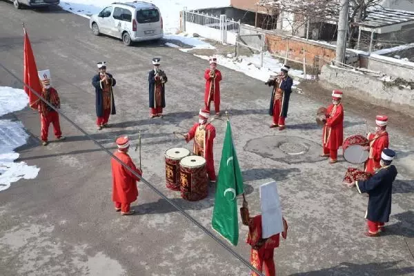 Aksaray'da, evde kalanlara mehter takımından konser Aksaray'da, evde kalanlara mehter takımından konser