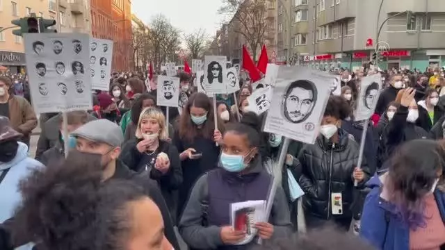 Almanya'da ırkçı terör saldırısında hayatını kaybedenlerin anıldığı yürüyüşe binlerce kişi katıldı Almanya'da ırkçı terör saldırısında hayatını kaybedenlerin anıldığı yürüyüşe binlerce kişi katıldı