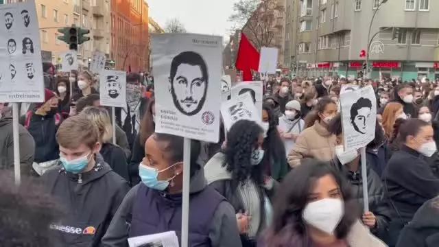 Almanya'da ırkçı terör saldırısında hayatını kaybedenlerin anıldığı yürüyüşe binlerce kişi katıldı Almanya'da ırkçı terör saldırısında hayatını kaybedenlerin anıldığı yürüyüşe binlerce kişi katıldı