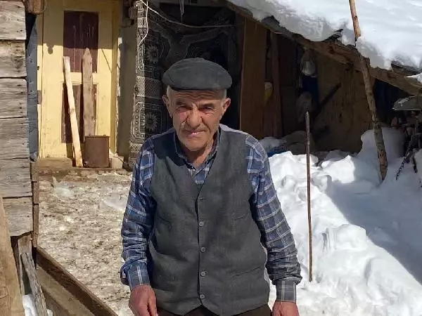 Annesinin emzirmediği buzağıyı evde biberonla besliyorlar Annesinin emzirmediği buzağıyı evde biberonla besliyorlar