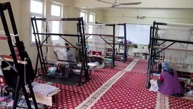 Atalan'da kadınlar dokumacılık sanatını yaşatıyor Atalan'da kadınlar dokumacılık sanatını yaşatıyor