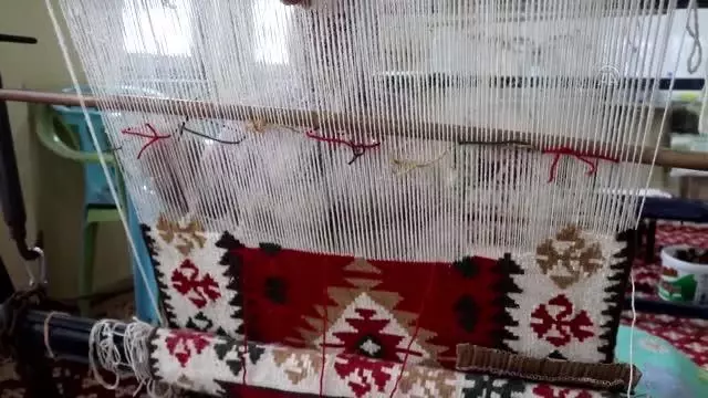 Atalan'da kadınlar dokumacılık sanatını yaşatıyor Atalan'da kadınlar dokumacılık sanatını yaşatıyor