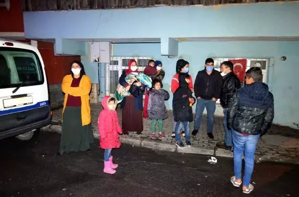 AVCILAR'DA EVLERİNİN TAVANINDAN PARÇALAR DÜŞEN 10 KİŞİ OTELE YERLEŞTİRİLDİ AVCILAR'DA EVLERİNİN TAVANINDAN PARÇALAR DÜŞEN 10 KİŞİ OTELE YERLEŞTİRİLDİ