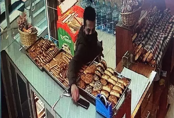 AVCILAR'DAKİ HIRSIZLIK KAMERADA... SADAKA KUTUSUNU ALAMADI, CEP TELEFONUNU ÇALDI AVCILAR'DAKİ HIRSIZLIK KAMERADA... SADAKA KUTUSUNU ALAMADI, CEP TELEFONUNU ÇALDI