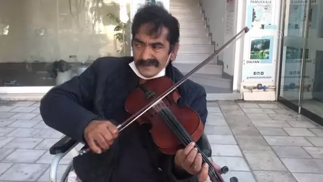 Ayakları olmayan müzisyen, Bodrum sokaklarına renk katıyor Ayakları olmayan müzisyen, Bodrum sokaklarına renk katıyor