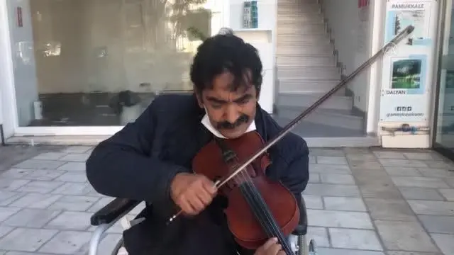Ayakları olmayan müzisyen, Bodrum sokaklarına renk katıyor Ayakları olmayan müzisyen, Bodrum sokaklarına renk katıyor