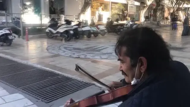 Ayakları olmayan müzisyen, Bodrum sokaklarına renk katıyor Ayakları olmayan müzisyen, Bodrum sokaklarına renk katıyor