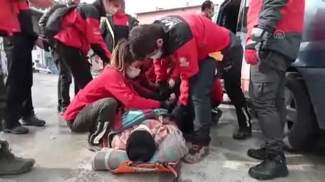 Bacağı alçılı adam arama kurtarma ekiplerince evine götürüldü Bacağı alçılı adam arama kurtarma ekiplerince evine götürüldü