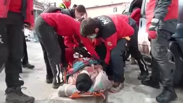 Bacağı alçılı adam arama kurtarma ekiplerince evine götürüldü Bacağı alçılı adam arama kurtarma ekiplerince evine götürüldü