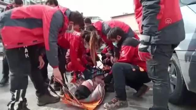 Bacağı alçılı adam arama kurtarma ekiplerince evine götürüldü Bacağı alçılı adam arama kurtarma ekiplerince evine götürüldü