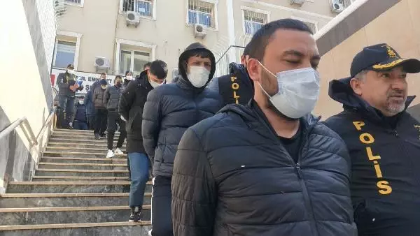 Bağcılar'da otomobili durdurup 2 milyon lirayı gasbeden şüpheliler yakalandı Bağcılar'da otomobili durdurup 2 milyon lirayı gasbeden şüpheliler yakalandı