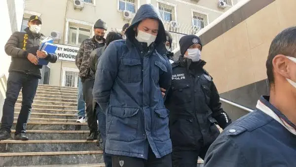 Bağcılar'da otomobili durdurup 2 milyon lirayı gasbeden şüpheliler yakalandı Bağcılar'da otomobili durdurup 2 milyon lirayı gasbeden şüpheliler yakalandı