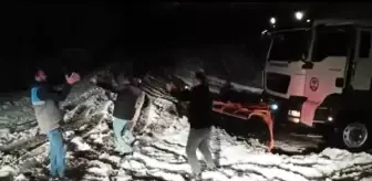 Belediye işçileri, kar küremeyi bırakıp Trabzonspor'un galibiyetini kutladı
