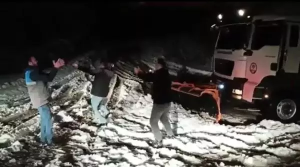 Belediye işçileri, kar küremeyi bırakıp Trabzonspor'un galibiyetini kutladı Belediye işçileri, kar küremeyi bırakıp Trabzonspor'un galibiyetini kutladı