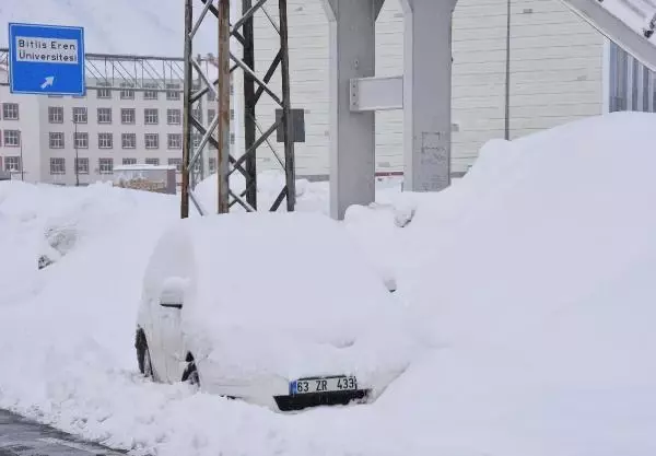 Bitlis'te kar kalınlığı 40 santim oldu; 125 köy yolu kapandı Bitlis'te kar kalınlığı 40 santim oldu; 125 köy yolu kapandı