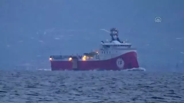 ÇANAKKALE - 'Barbaros Hayrettin Paşa' sismik araştırma gemisi Çanakkale Boğazı'ndan geçti ÇANAKKALE - 'Barbaros Hayrettin Paşa' sismik araştırma gemisi Çanakkale Boğazı'ndan geçti