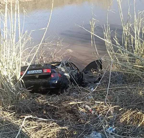 Çaya uçan otomobilin sürücüsü öldü Çaya uçan otomobilin sürücüsü öldü