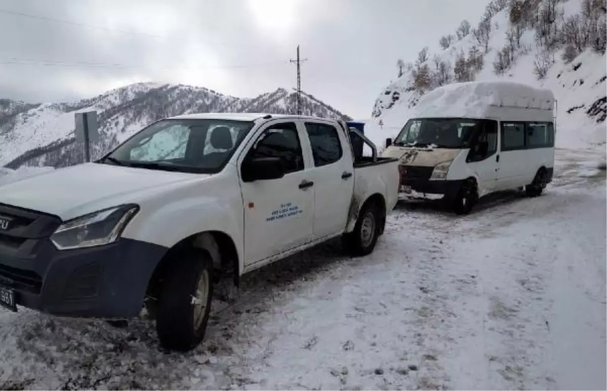 Çığ nedeniyle kapanan yolda mahsur kalan güvenlik korucuları ve hasta kadın kurtarıldı