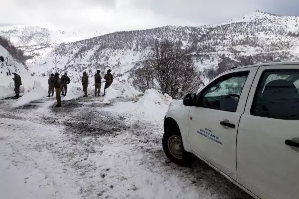 Çığ nedeniyle kapanan yolda mahsur kalan güvenlik korucuları ve hasta kadın kurtarıldı Çığ nedeniyle kapanan yolda mahsur kalan güvenlik korucuları ve hasta kadın kurtarıldı